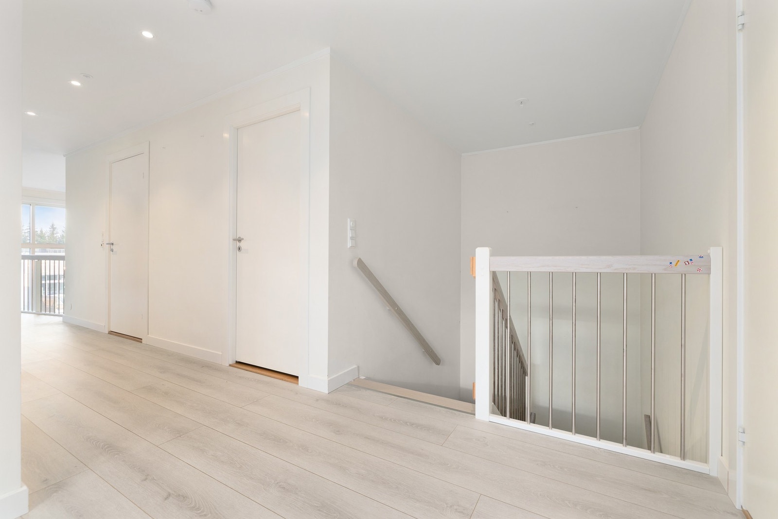 Romslig gang med moderne overflater. Galleribilde