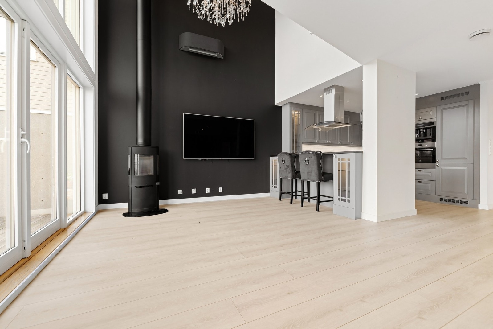 Store vindusflater gir rikelig med naturlig lys. Galleribilde