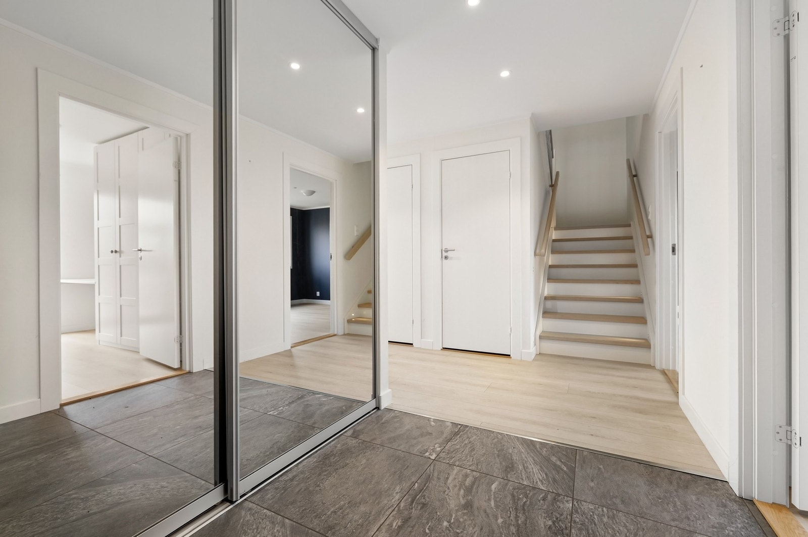 Trappeløp mellom etasjene. Galleribilde