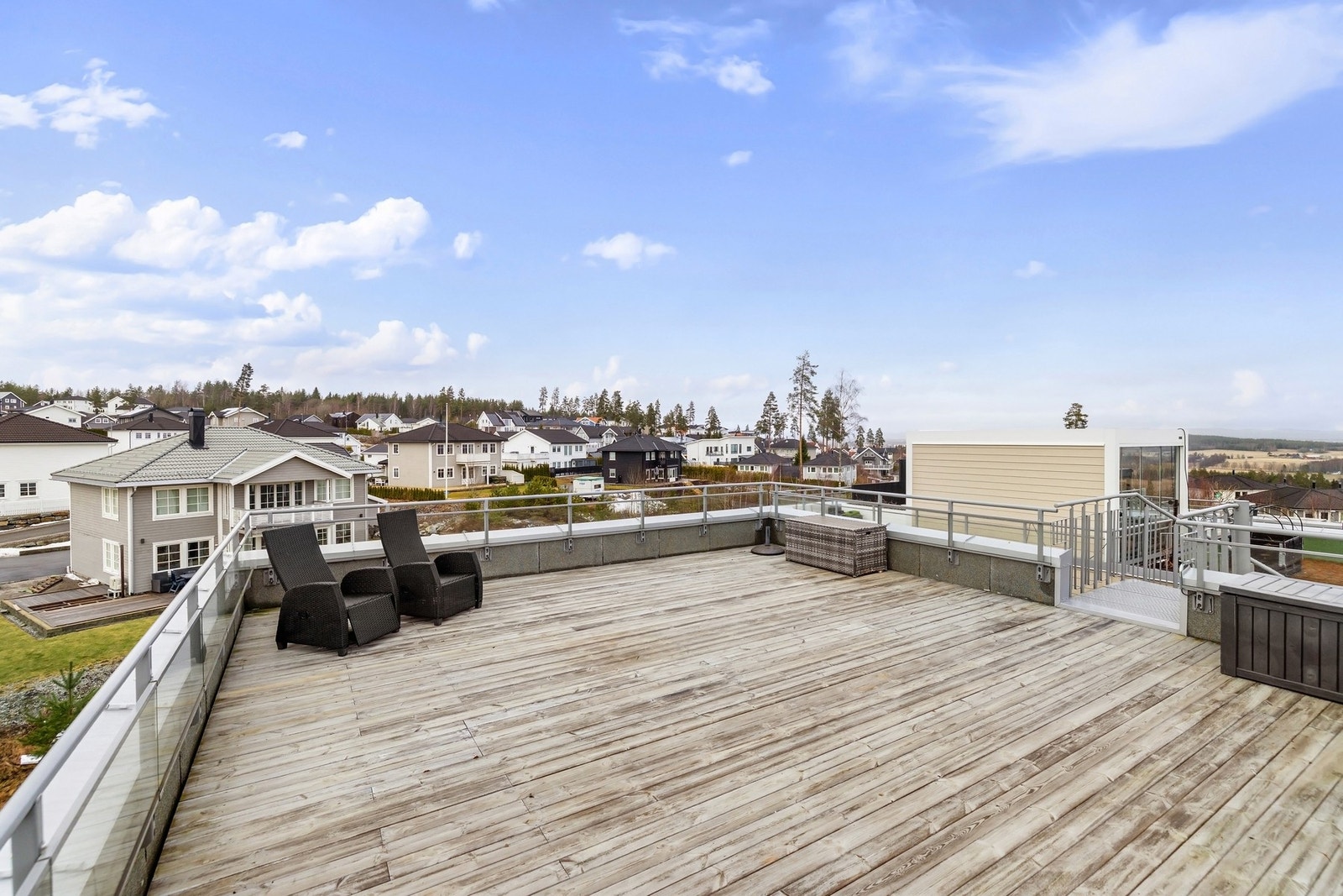 Flott uteområde med rom for sosiale soner Galleribilde