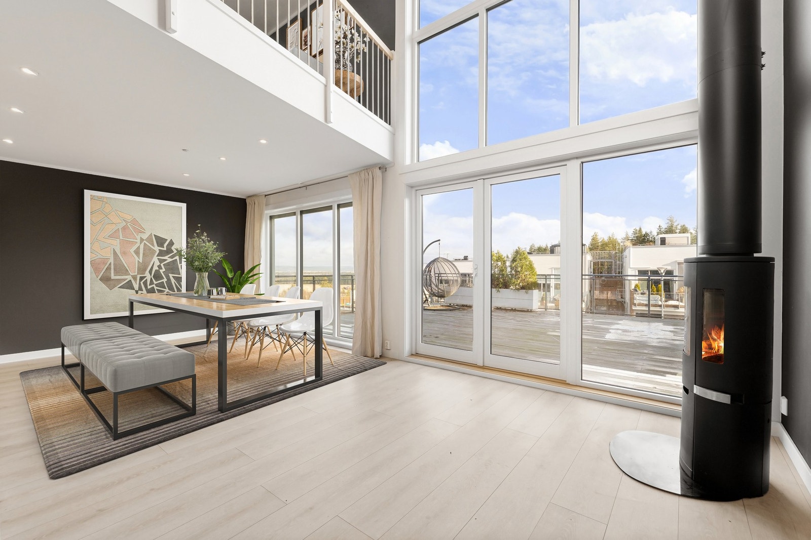 (Bilde generert av AI) Stue med gode møbleringsmuligheter og åpen romfølelse. Galleribilde