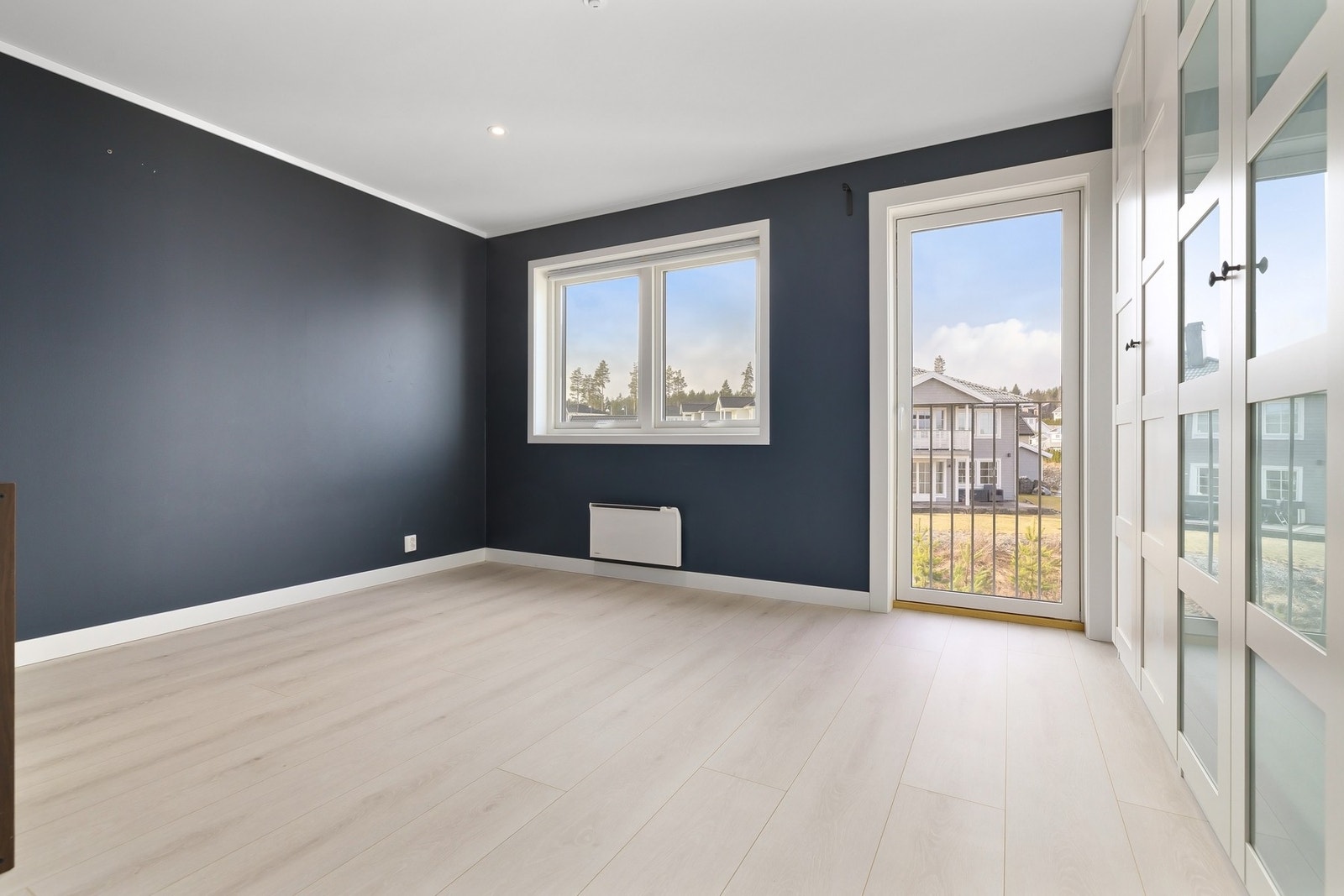 Soverom 2: Her er det god plass til dobbeltseng. Galleribilde