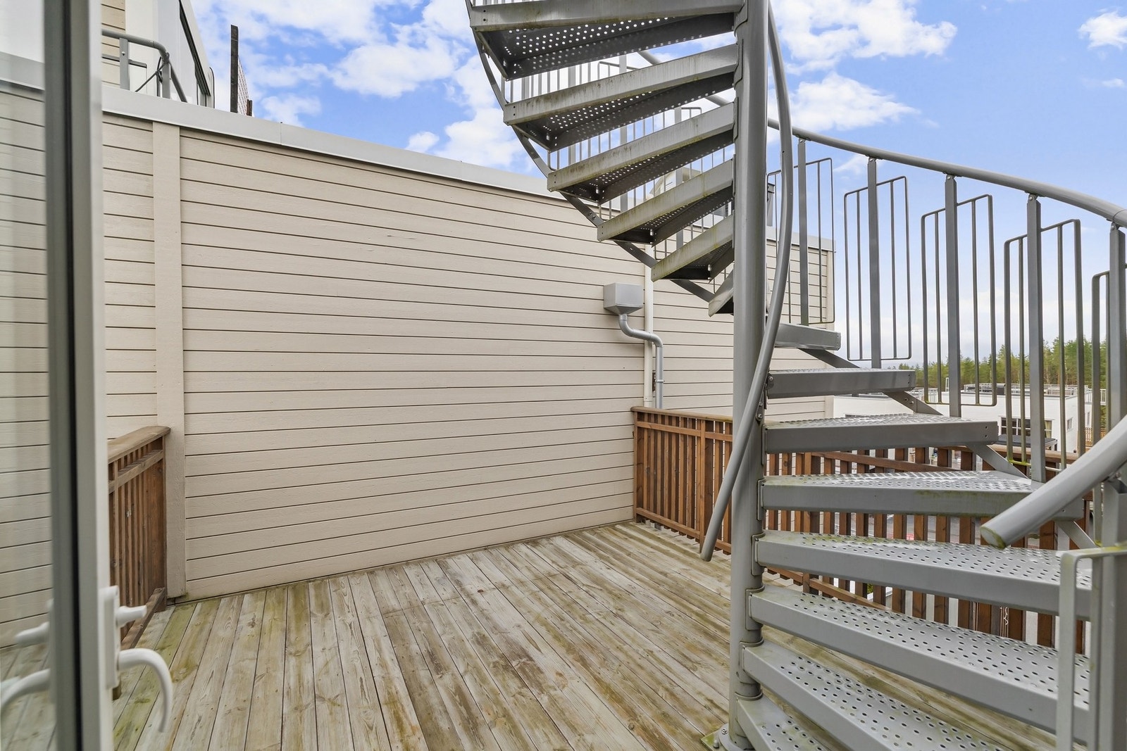 Mindre terrasse skaper en mer privat sone. Galleribilde