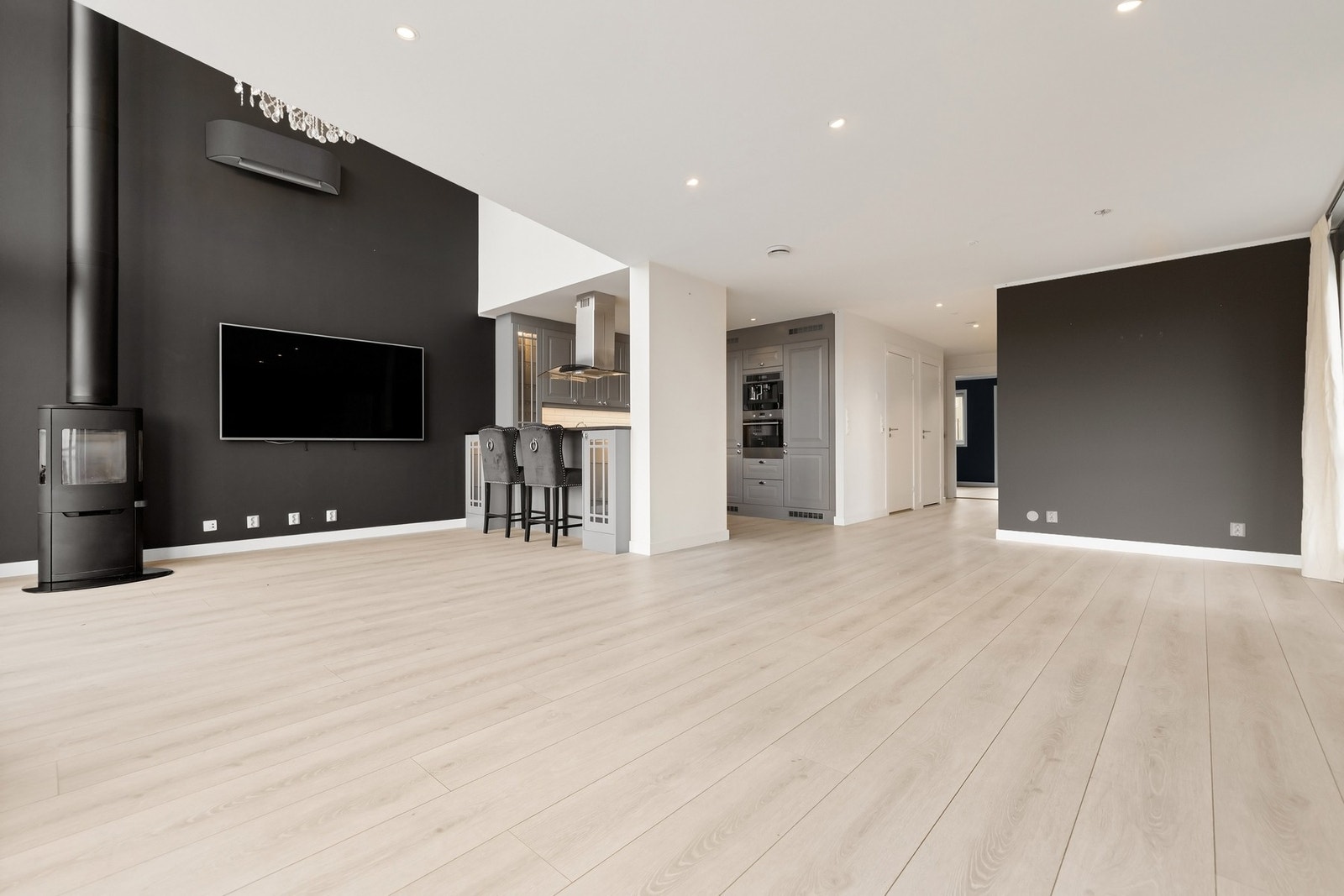 Åpen stue-/kjøkkenløsning med moderne uttrykk Galleribilde