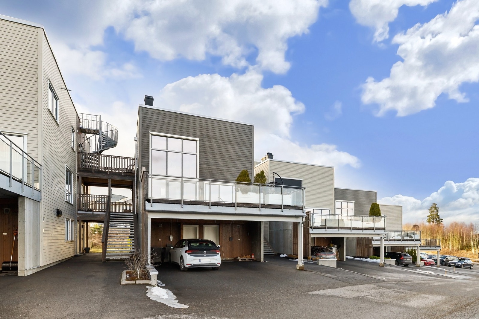 Fasade med moderne uttrykk. Galleribilde