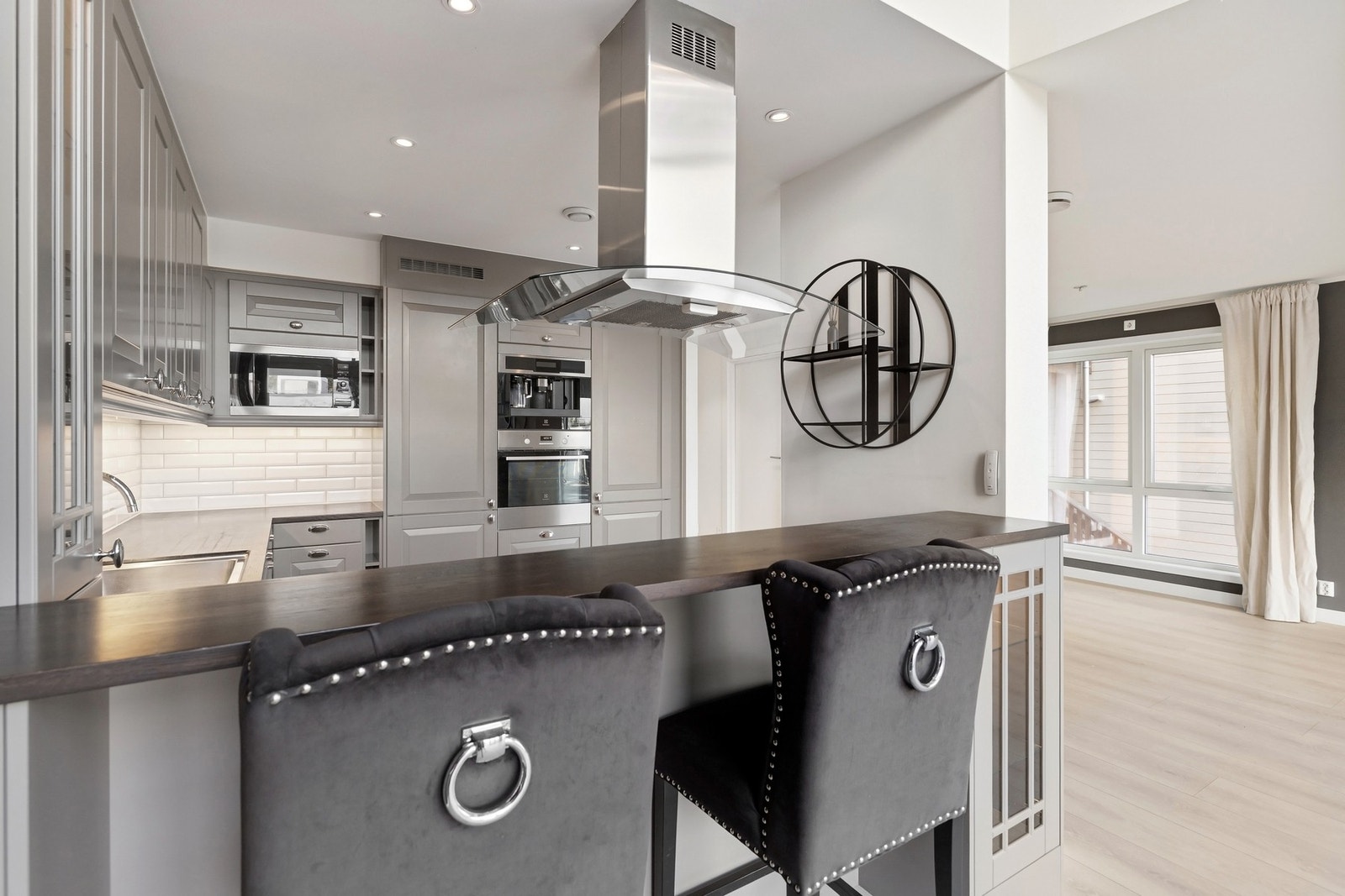 Praktisk kjøkken med integrerte hvitevarer. Galleribilde