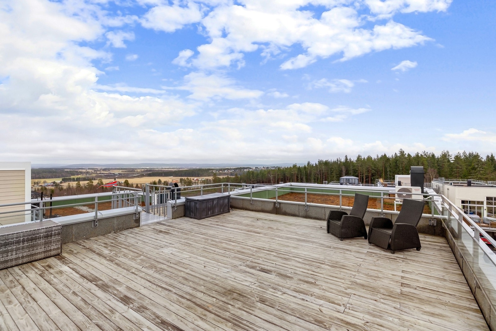 Stor takterrasse med gode solforhold. Galleribilde