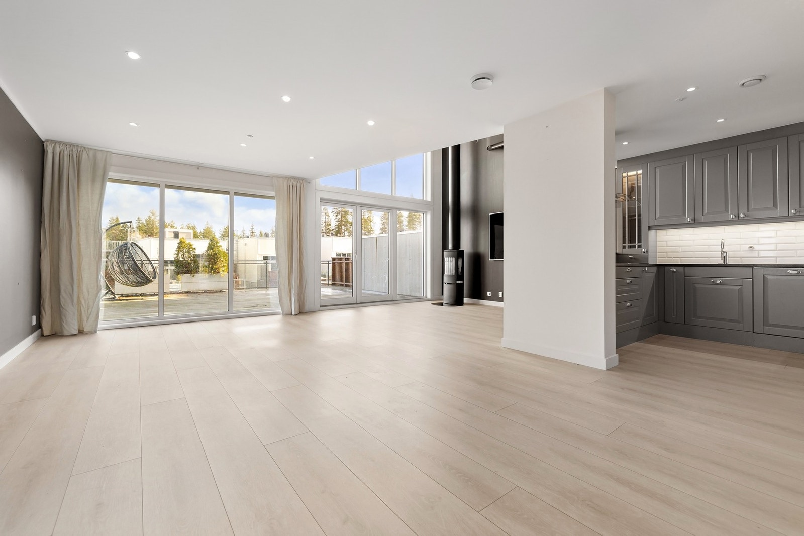 Åpen løsning mellom kjøkken og stue gir god flyt. Galleribilde