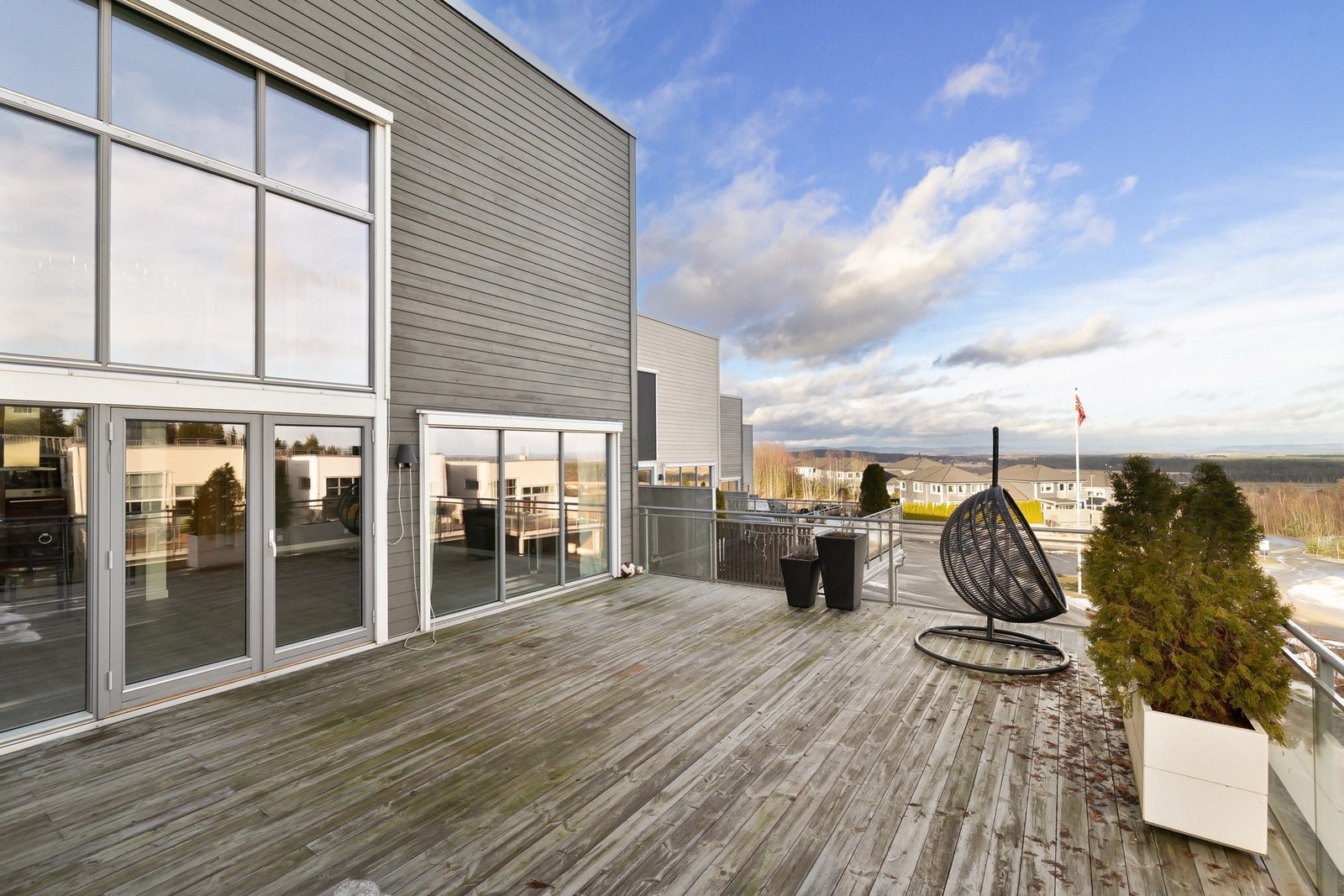 Solrik terrasse med flott utsyn. Galleribilde