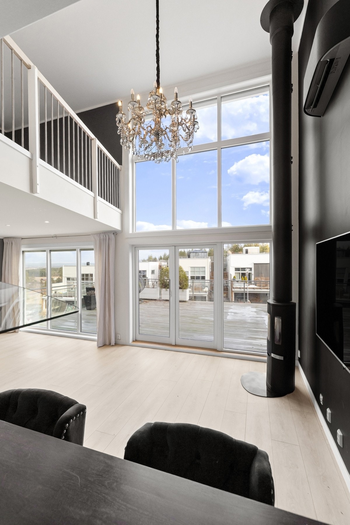 Lys og luftig stue med åpen planløsning. Galleribilde