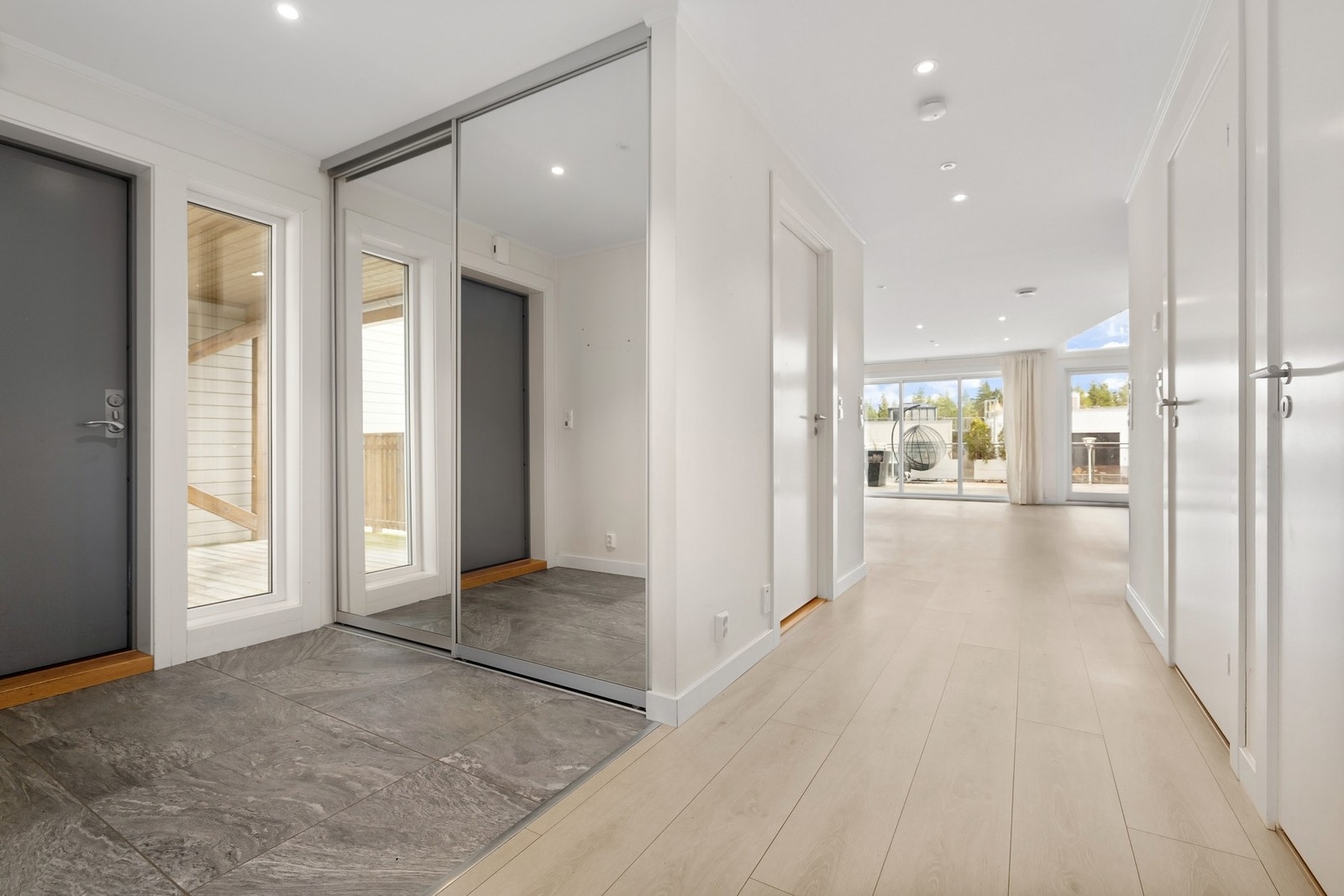 Entré med god plass til oppbevaring. Galleribilde