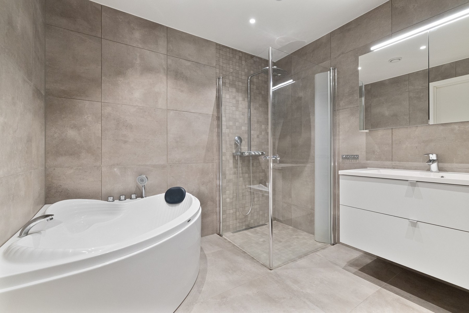 Bad med både dusj og badekar. Galleribilde