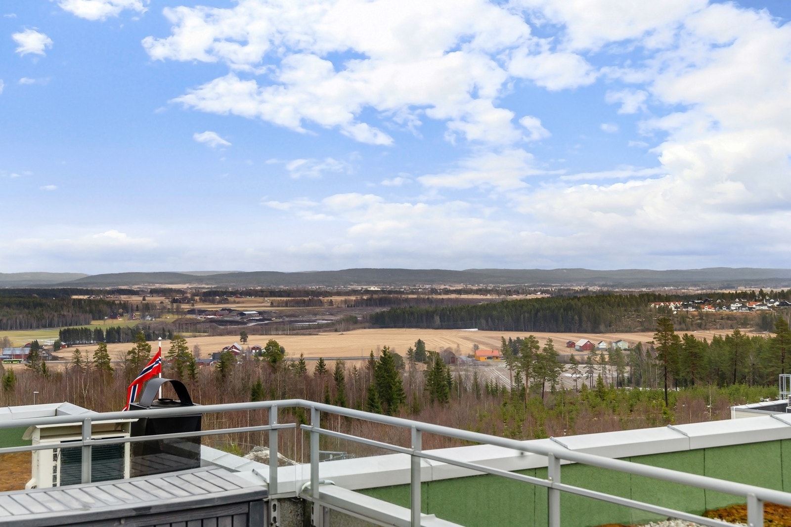 Utsikt fra terrasse - her kan solrike dager nytes. Galleribilde
