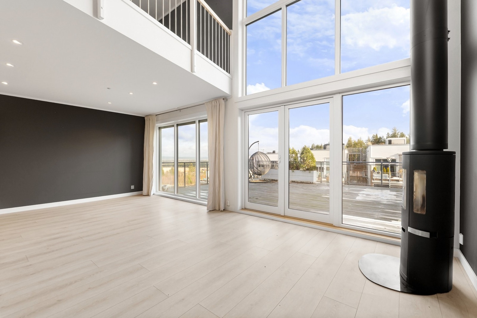 Lys og romslig stue med store vindusflater og godt lysinnslipp. Galleribilde