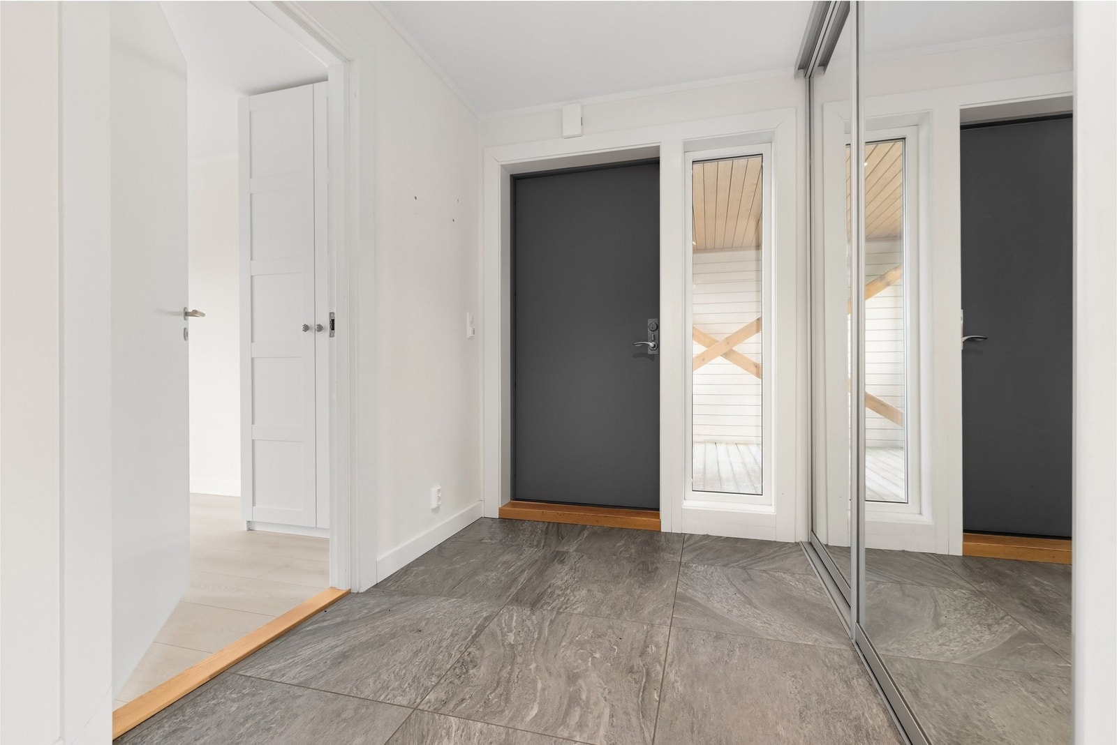 Gang med garderobeløsning og praktisk planløsning. Galleribilde