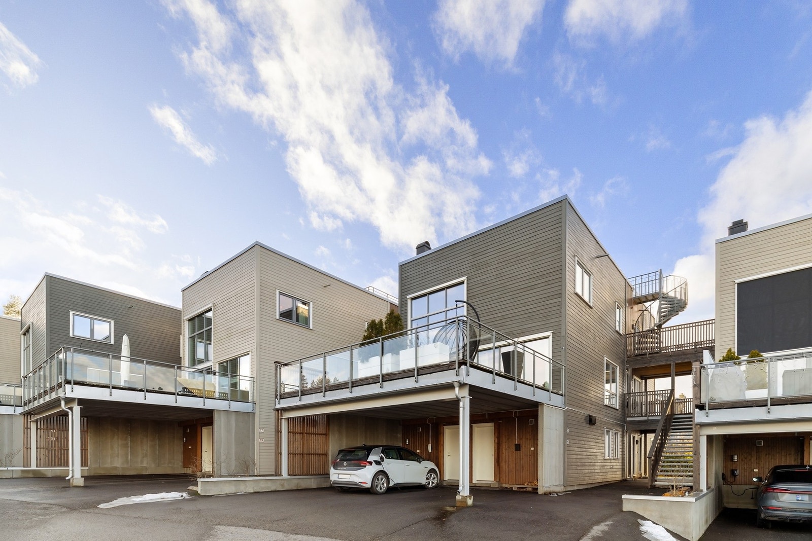 Moderne bolig med attraktiv beliggenhet og carport. Galleribilde