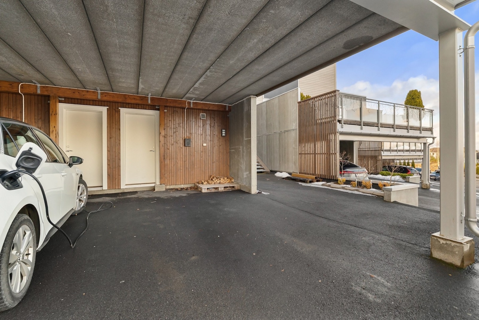 Parkering i carport med enkel adkomst. Galleribilde