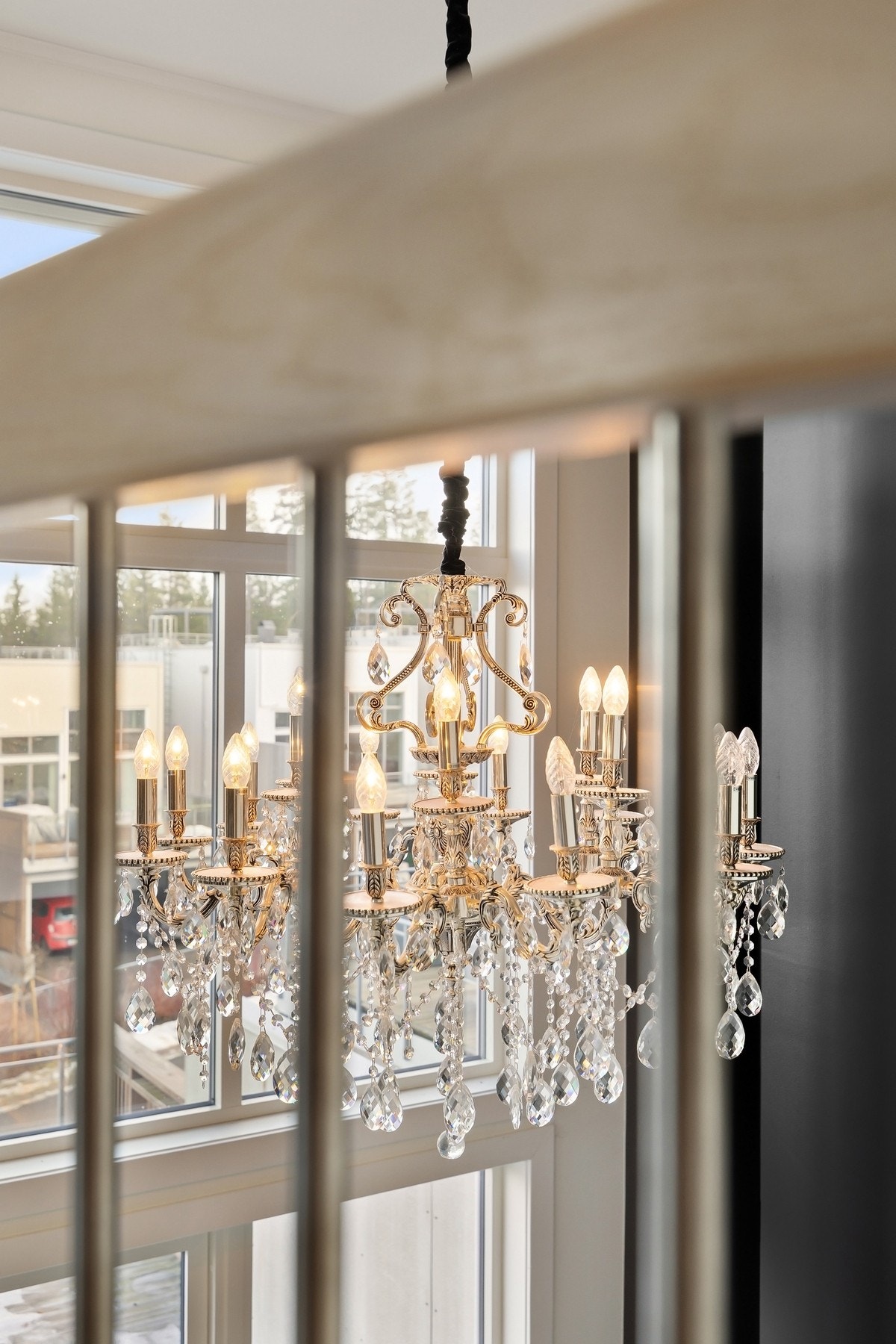 Lysekronen setter ett fint preg i stuen. Galleribilde