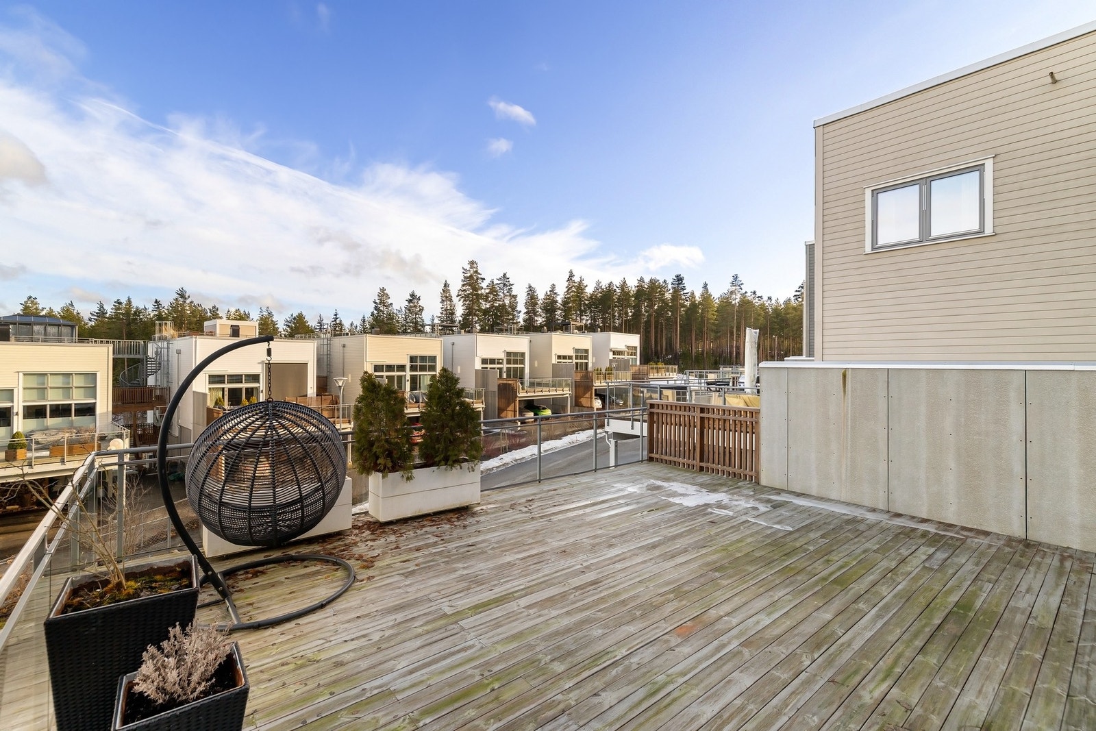 Stor terrasse med god plass til utemøbler. Galleribilde