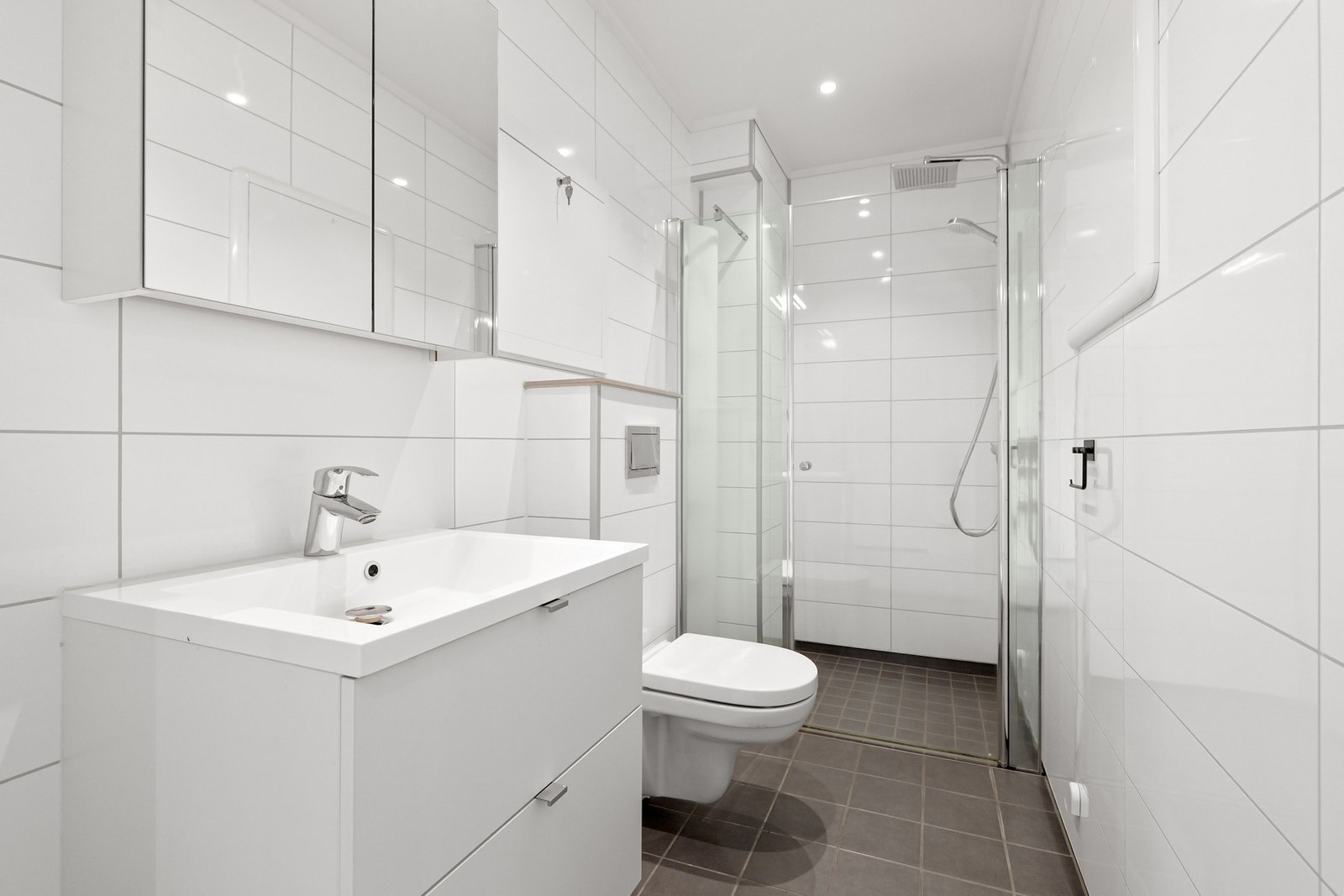 Stilrent bad med praktiske løsninger. Galleribilde