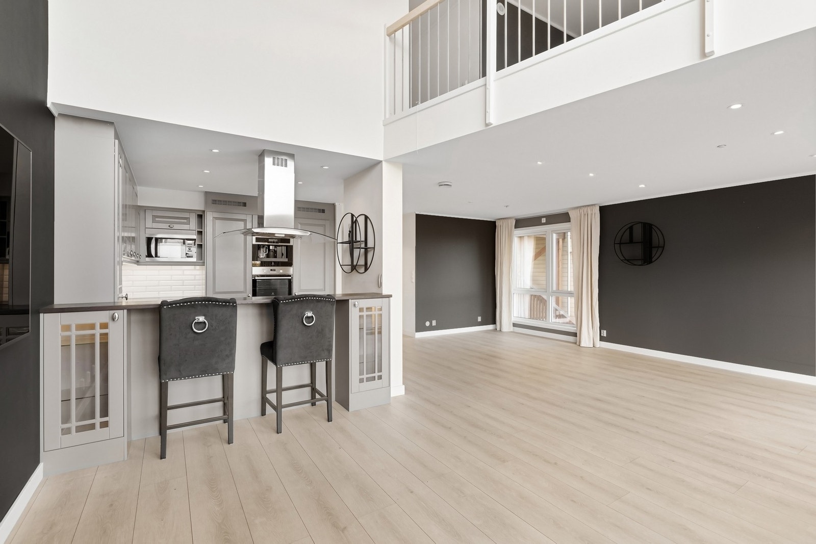 Delikat stue med peisovn som skaper en lun atmosfære. Galleribilde