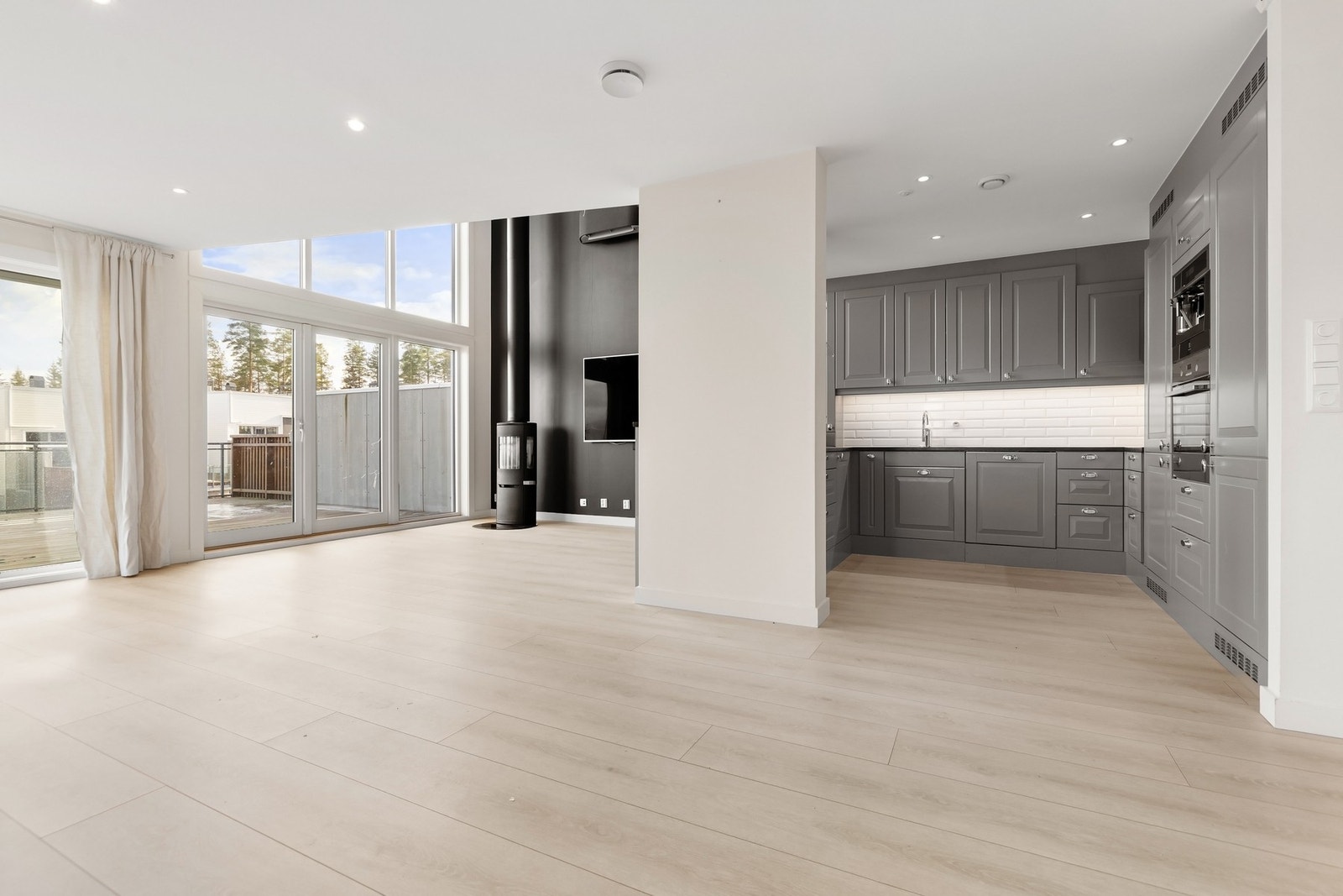 Stuen har god takhøyde og gir ett luftig uttrykk. Galleribilde