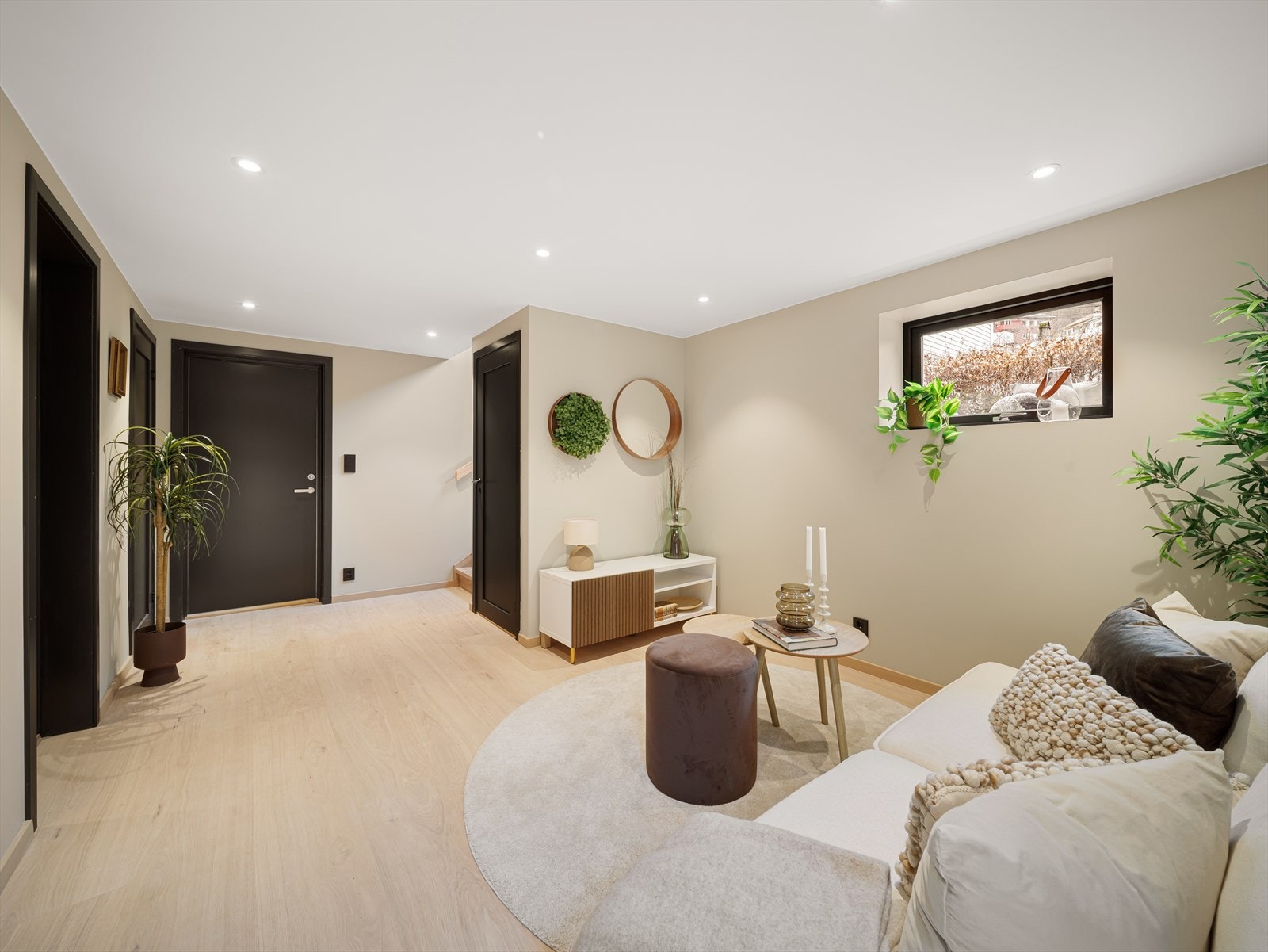 Underetasjen byr på en romslig kjellerstue på 16 m² - perfekt som ekstra oppholdsrom Galleribilde