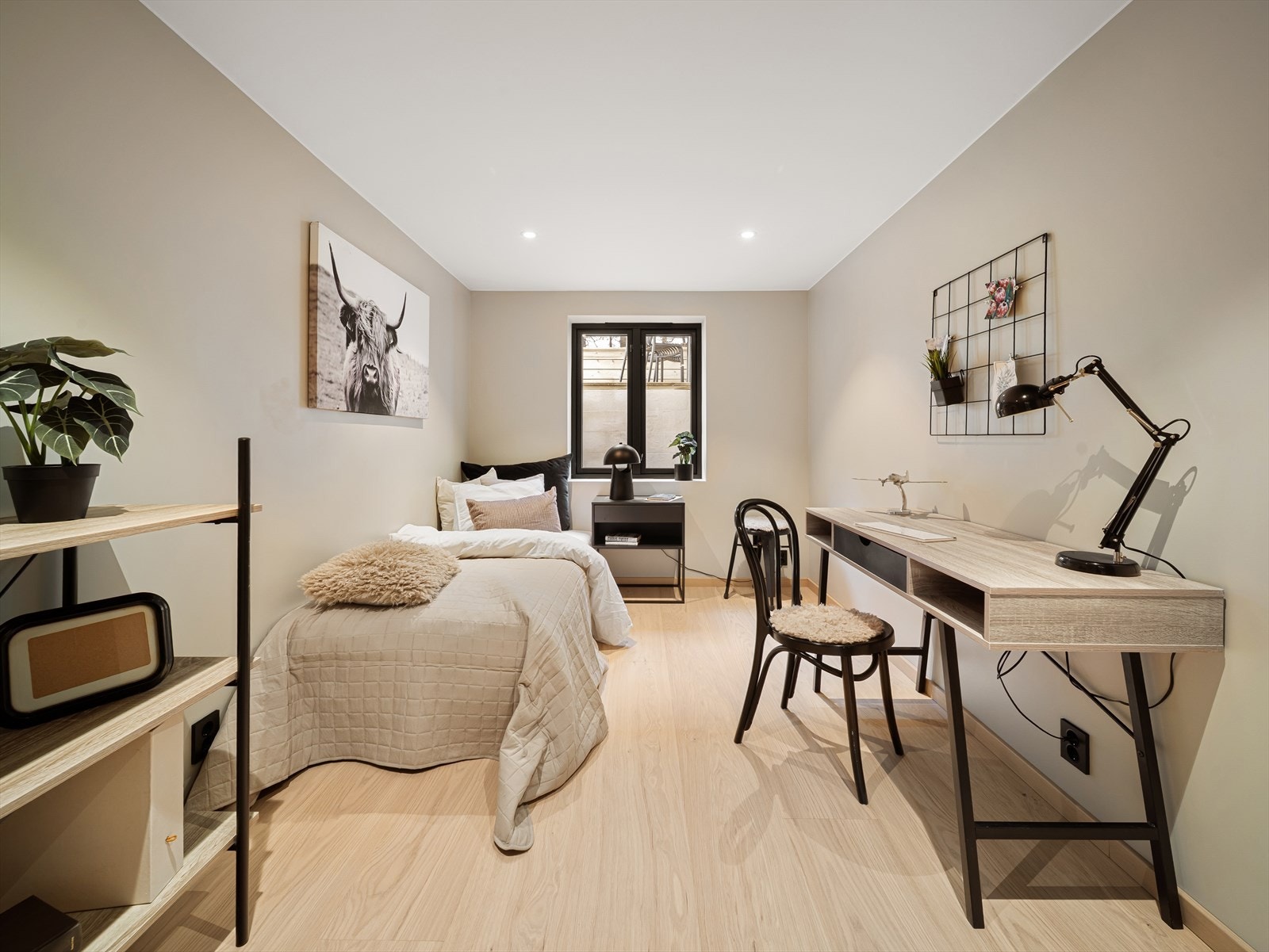 Begge av fin størrelse, med plass til seng, kontorpult og øvrig ønsket møblement. Galleribilde