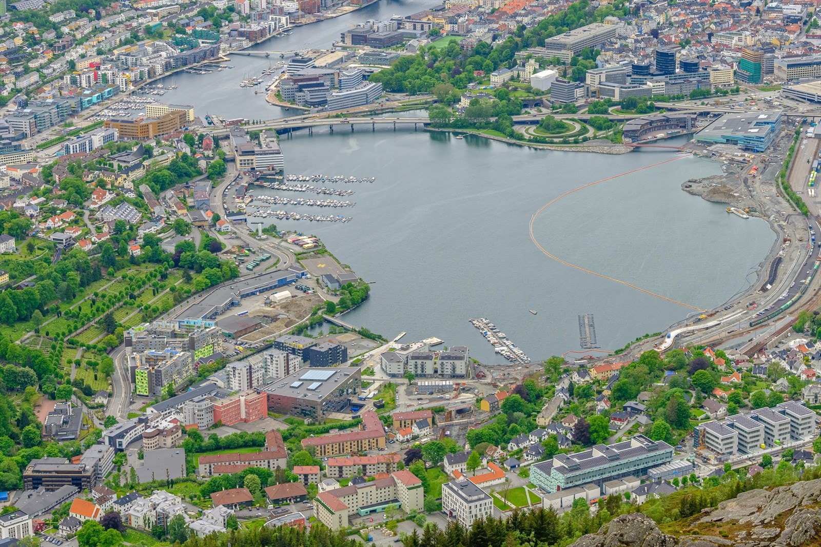 Boligen har nærhet til flere av Bergens populære byfjell, blant annet Fløyen og Ulriken, samt parker og grønne friområder som innbyr til rekreasjon, trening og fine naturopplevelser året rundt. Galleribilde