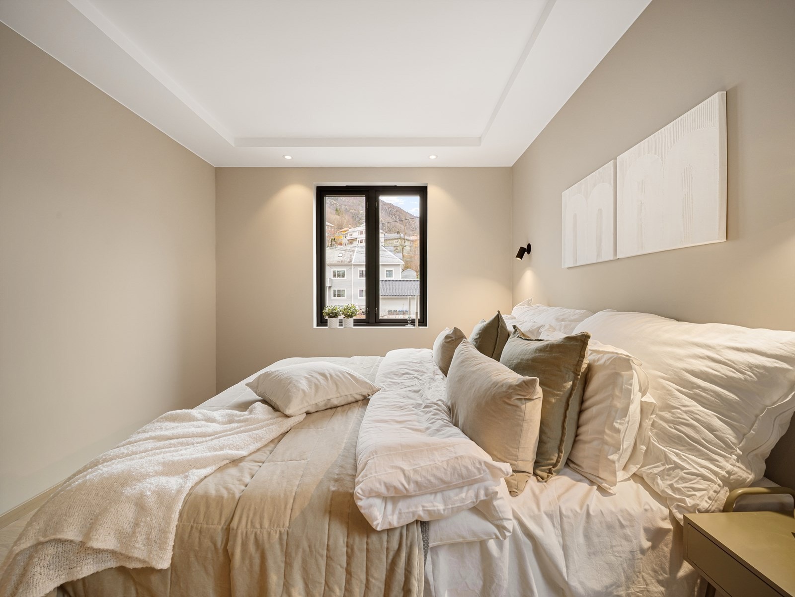 Her er det plass til dobbeltseng og tilhørende møblement. Galleribilde