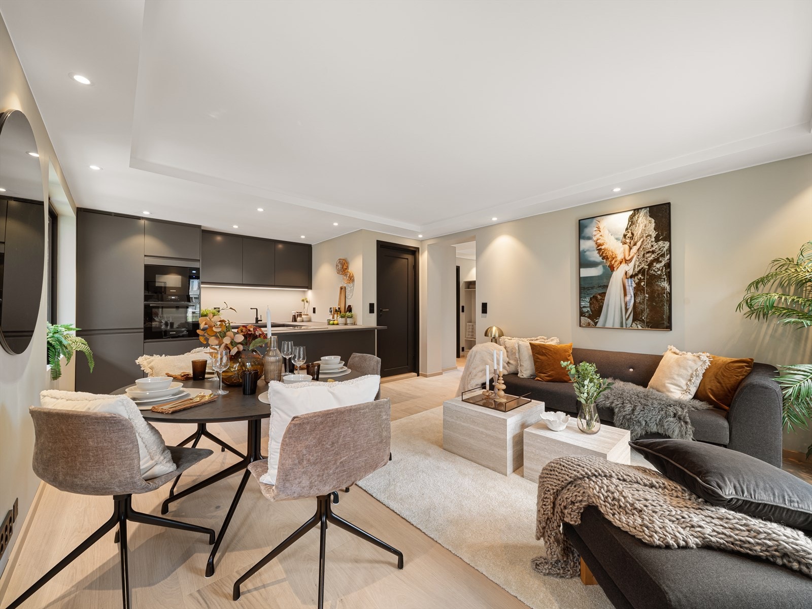 Leiligheten har et lekkert 1-stavs parkettgulv, lysmalte vegger og integrerte downlights. Galleribilde