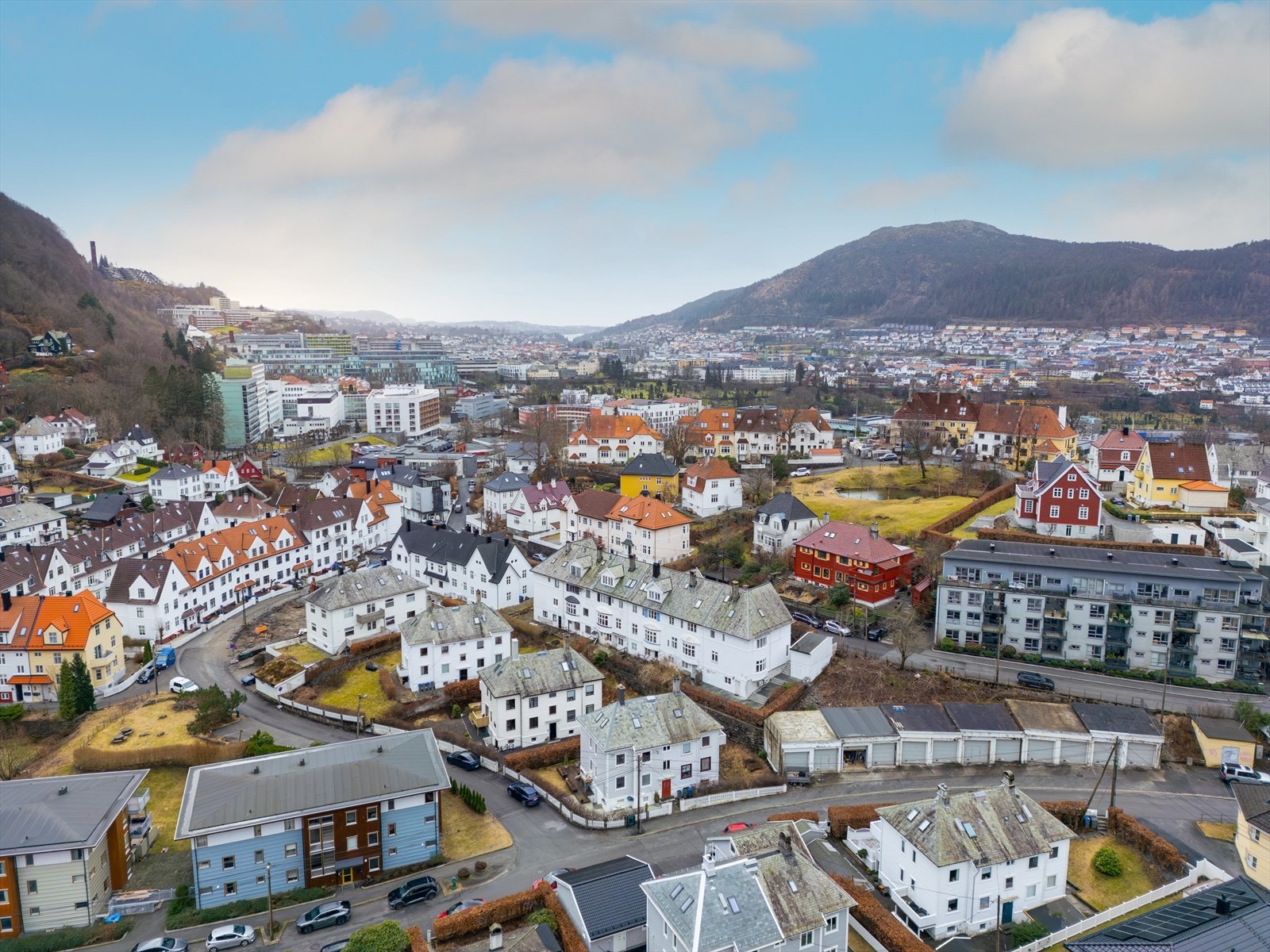 Et stille og rolig område bestående hovedsakelig av flotte, eldre villaer, leilighetsbygg og familieboliger Galleribilde