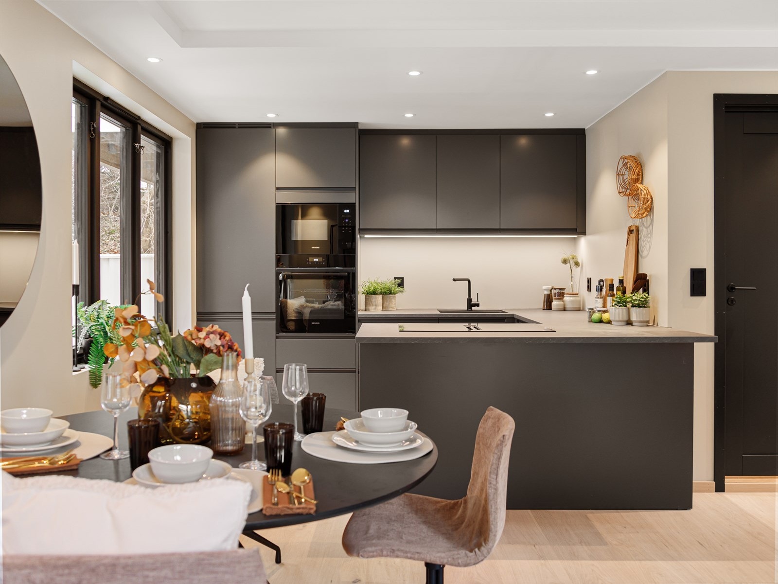 Den åpne løsningen mot kjøkkenet skaper en sosial og luftig atmosfære Galleribilde