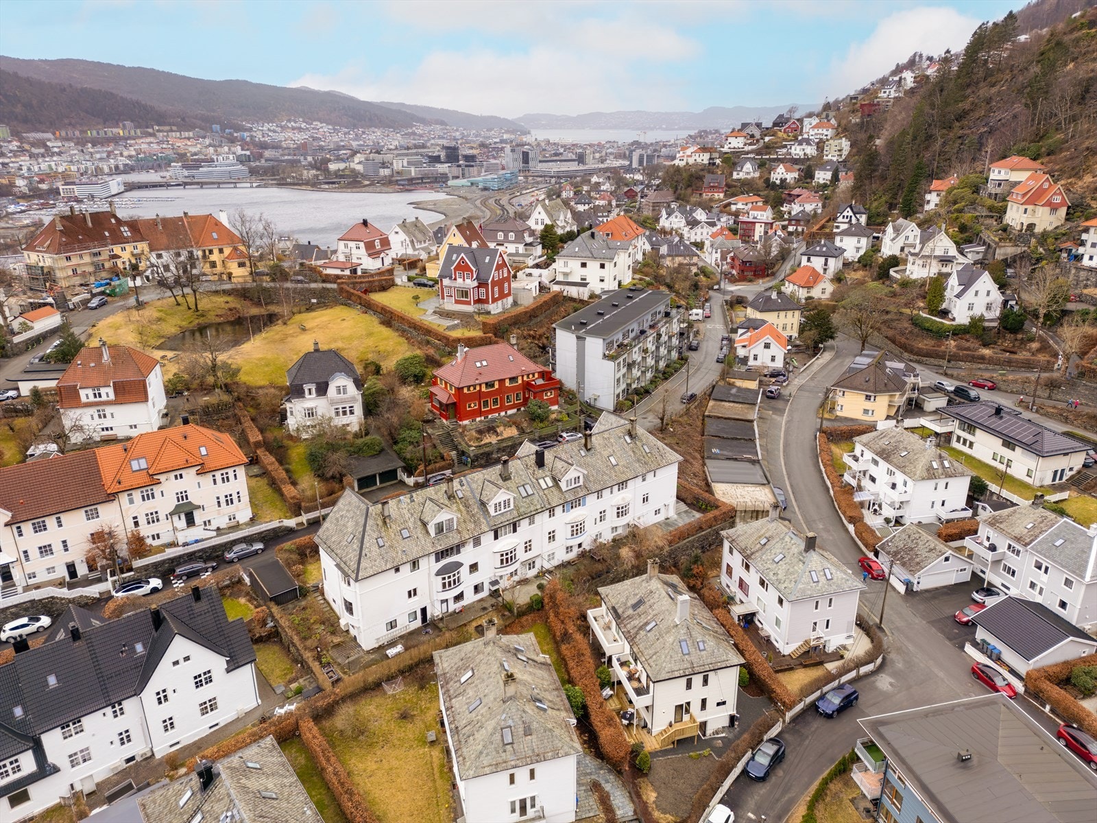 Eiendommen ligger i en hyggelig, fredelig og tilbaketrukket gate på Årstad, midt mellom Haukeland og Fjellsiden Galleribilde