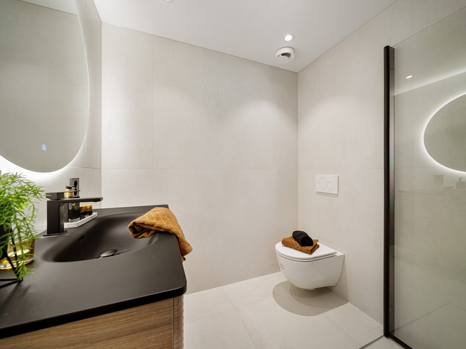 Flott, flislagt baderom fra 2026 med varmekabler i gulv Galleribilde