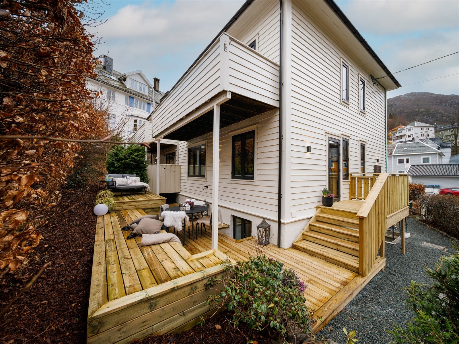 Leiligheten går over to plan og ble rehabilitert i 2025/2026 med lekre kvaliteter, inkludert nye overflater, kjøkken, bad og elektrisk anlegg Galleribilde