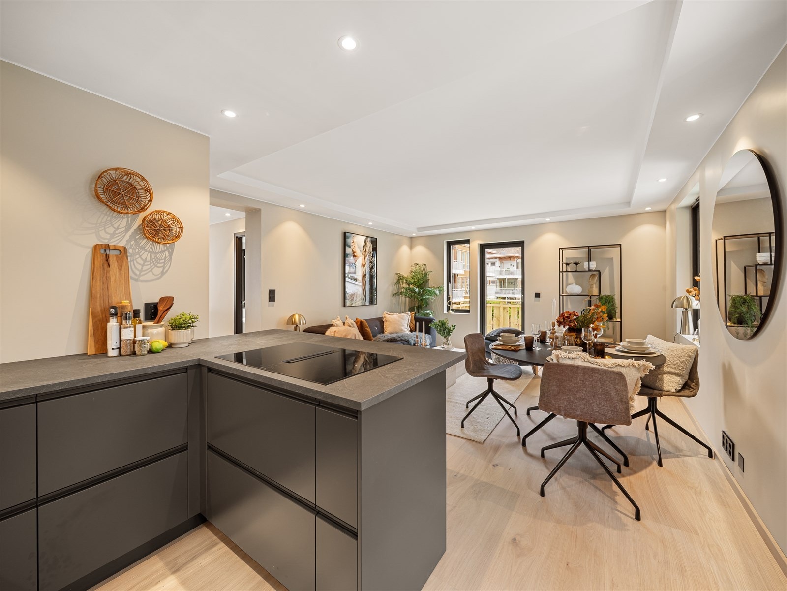 Induksjonstoppen er plassert i en kjøkkenhalvøy, som også gir plass til sitteplasser og legger til rette for sosialt samvær Galleribilde