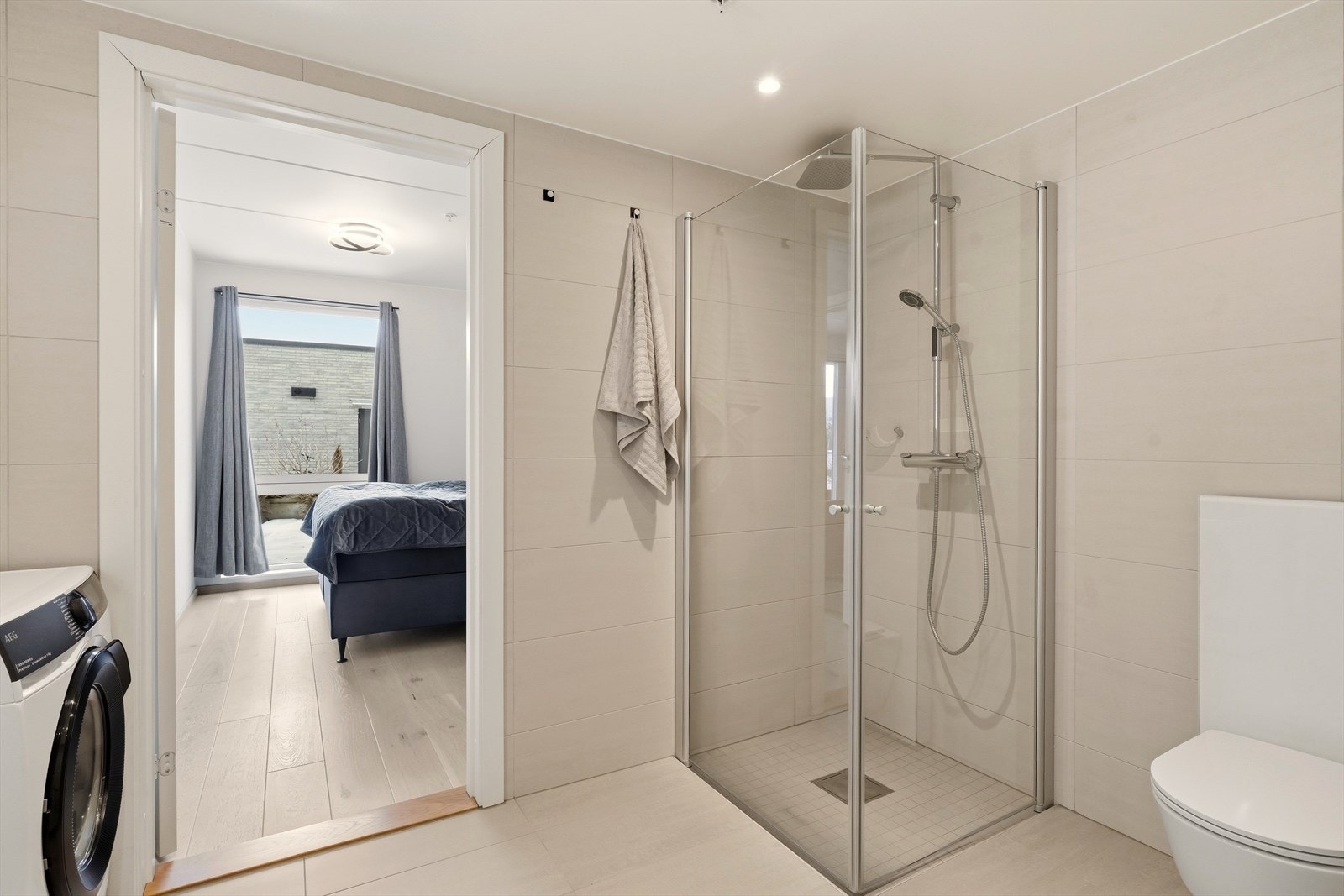 Lekkert bad med adkomst fra Entrè og soverom Galleribilde