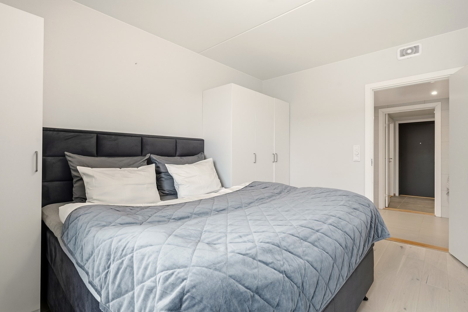 Soverommet har tilgang til badet Galleribilde