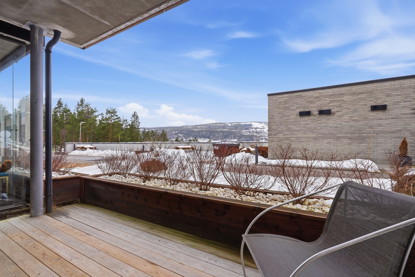 Romslig terrasse med gode solforhold Galleribilde