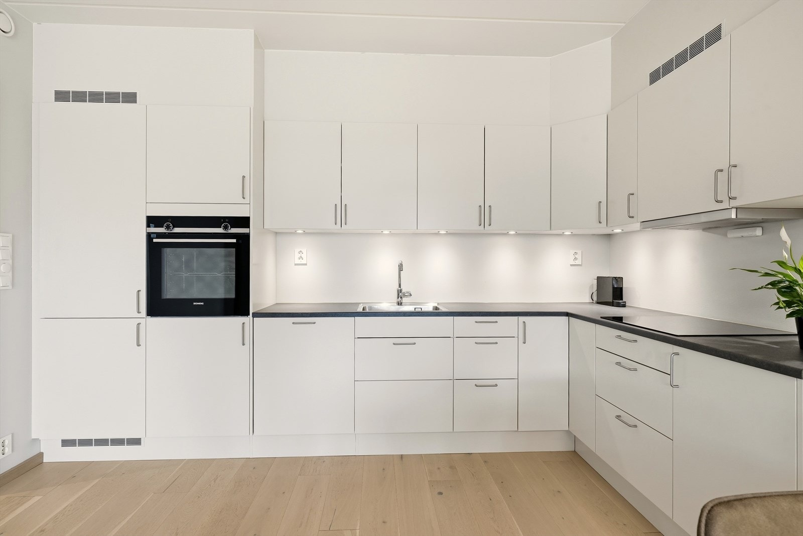 Integrerte hvitevarer og god arbeidsplass Galleribilde