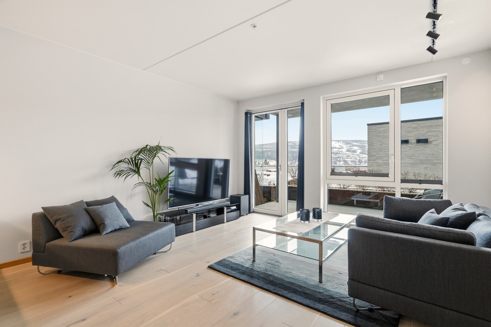 Lys og trivelig stue med utgang til terrasse Galleribilde