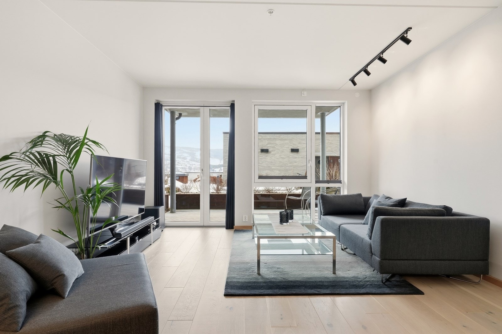 Store flotte vinduer i stuen Galleribilde