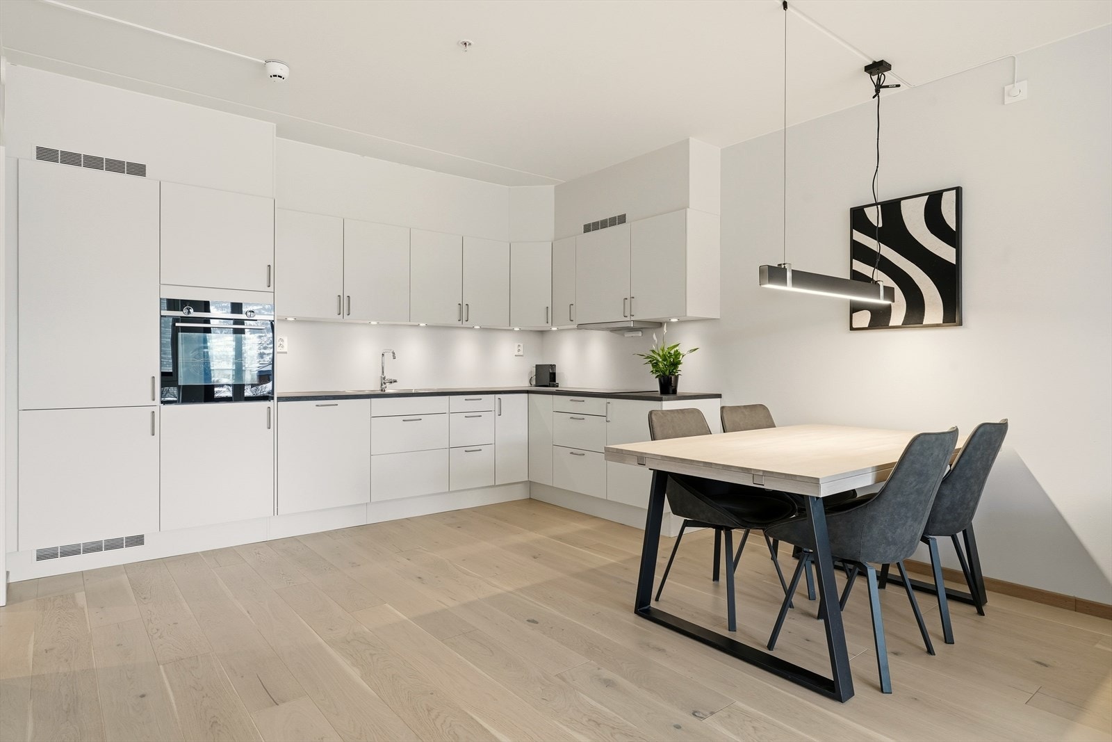 Lyst og pent kjøkken Galleribilde