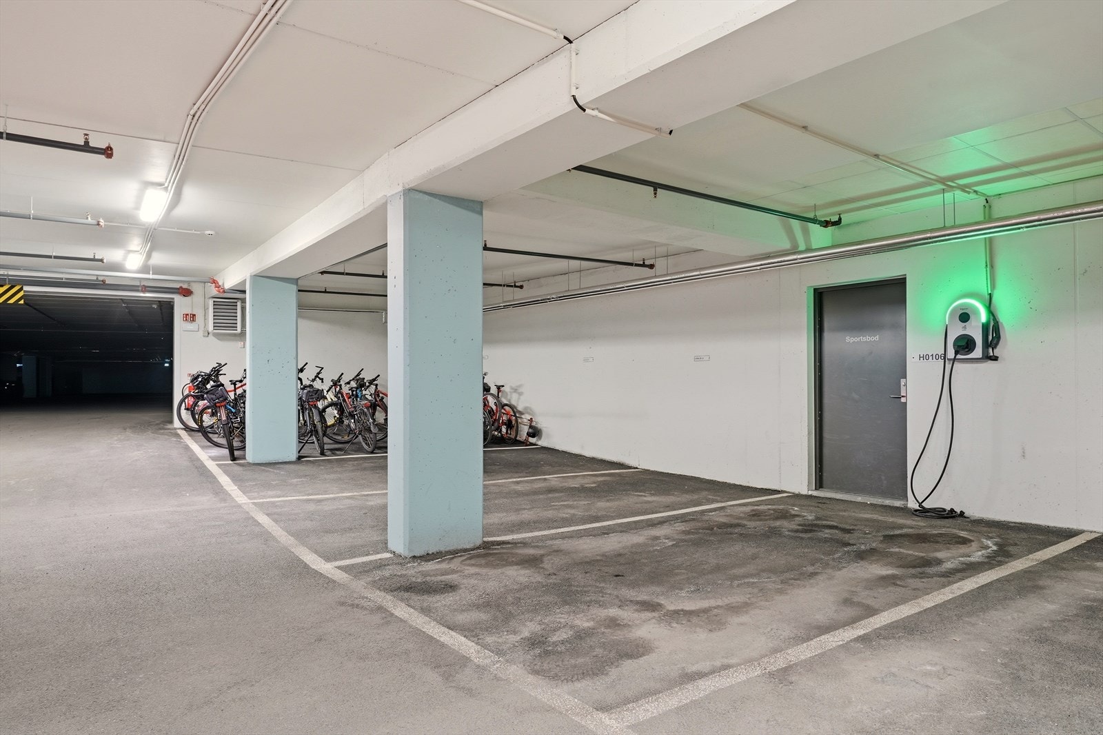 Garasjeplass med el-bil lader Galleribilde