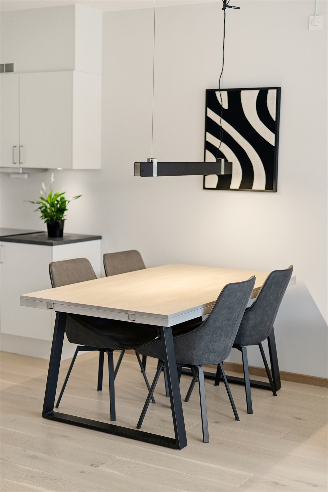 God plass til spisebord mellom stue og kjøkken Galleribilde