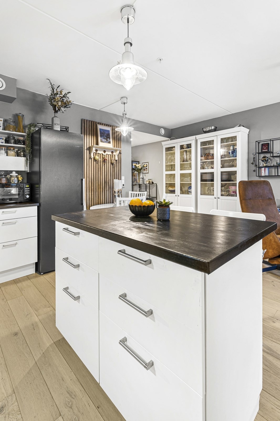 Praktisk kjøkkenøy med skuffer og barløsning Galleribilde