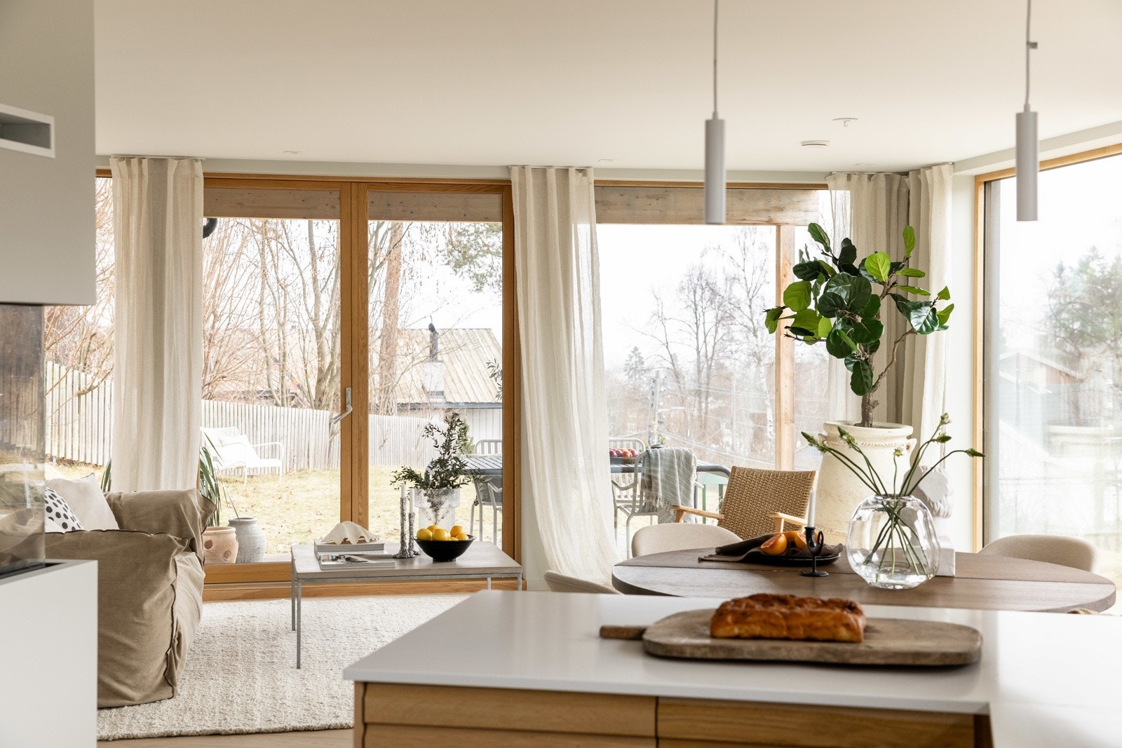 I overgangen mellom stue og kjøkken er det installert peisovn som gir både varmeeffekt og lun stemning. Galleribilde