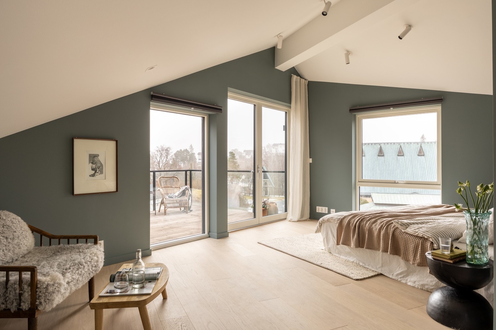 Master bedroom er av ekstra god størrelse med eget bad og egen veranda. Galleribilde