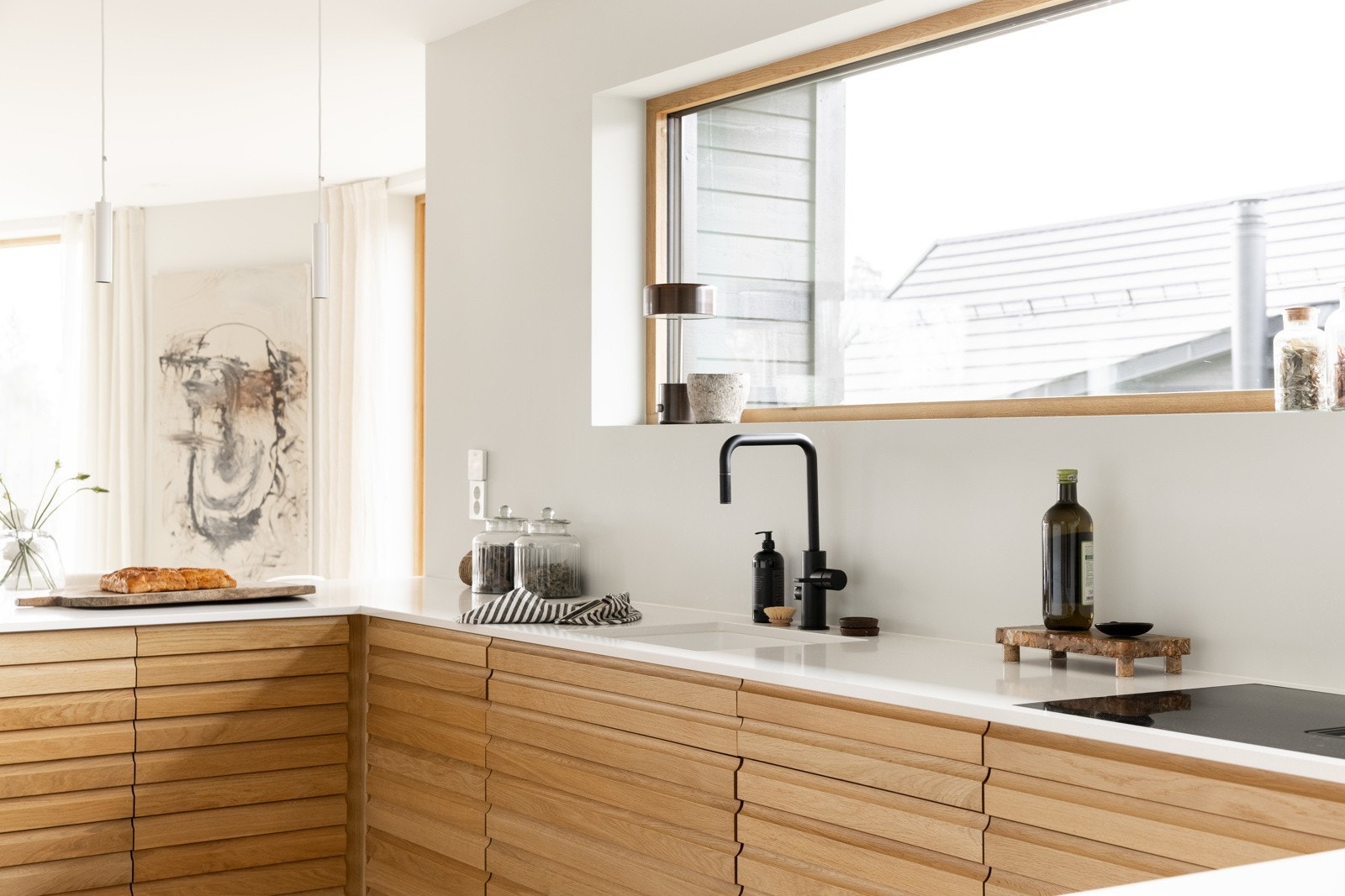 Kjøkkenet er utstyrt med integrerte hvitevarer fra AEG. Galleribilde